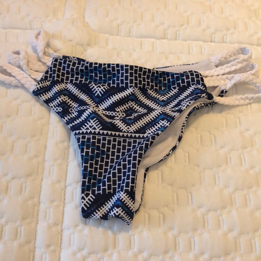 Bikini - Picture 4 of 4